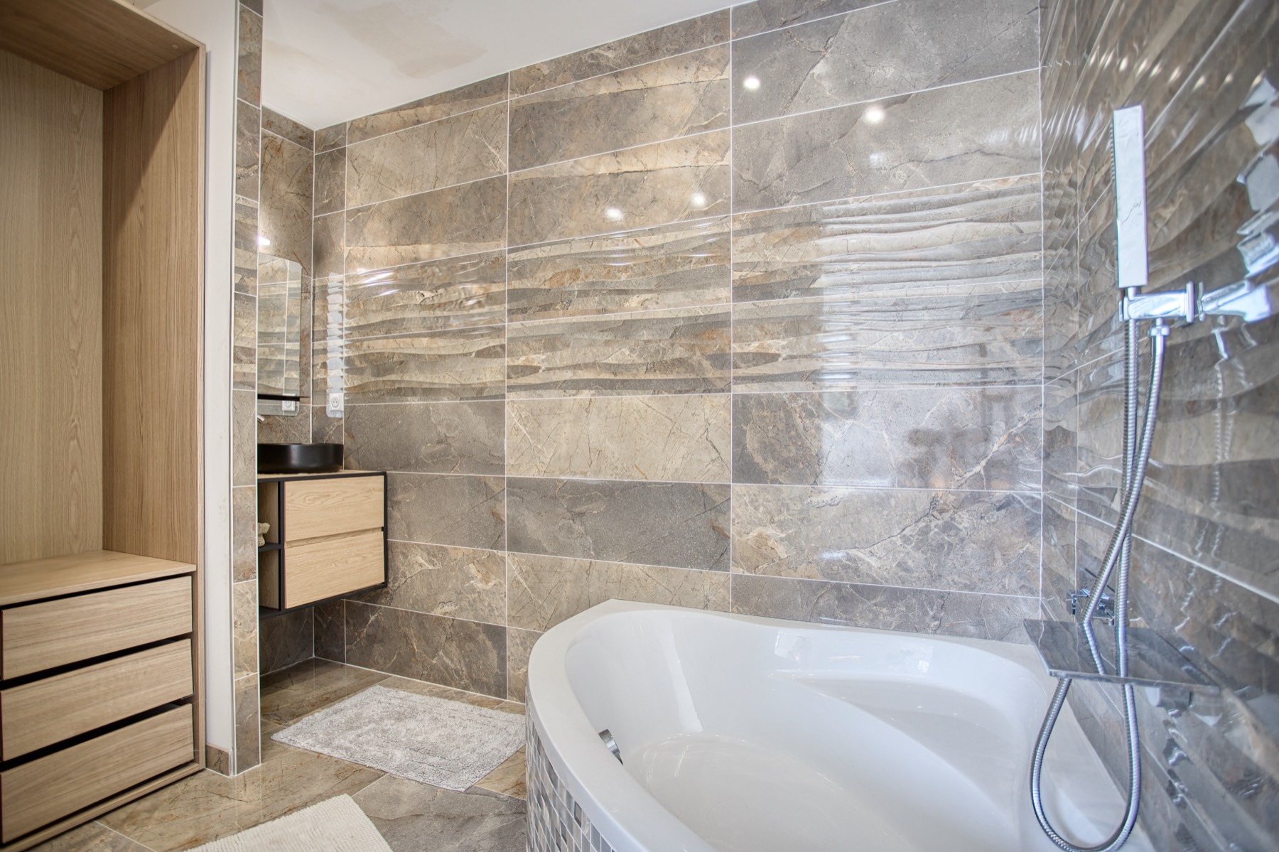 Salle de bain haut de gamme habillée de travertin