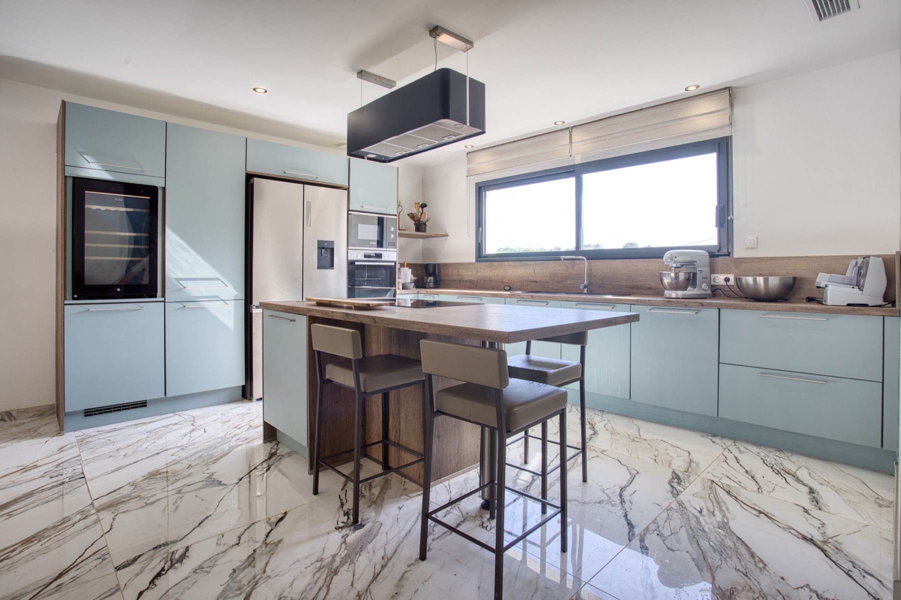 Cuisine équipée sur-mesure installée par Neo Construction 24