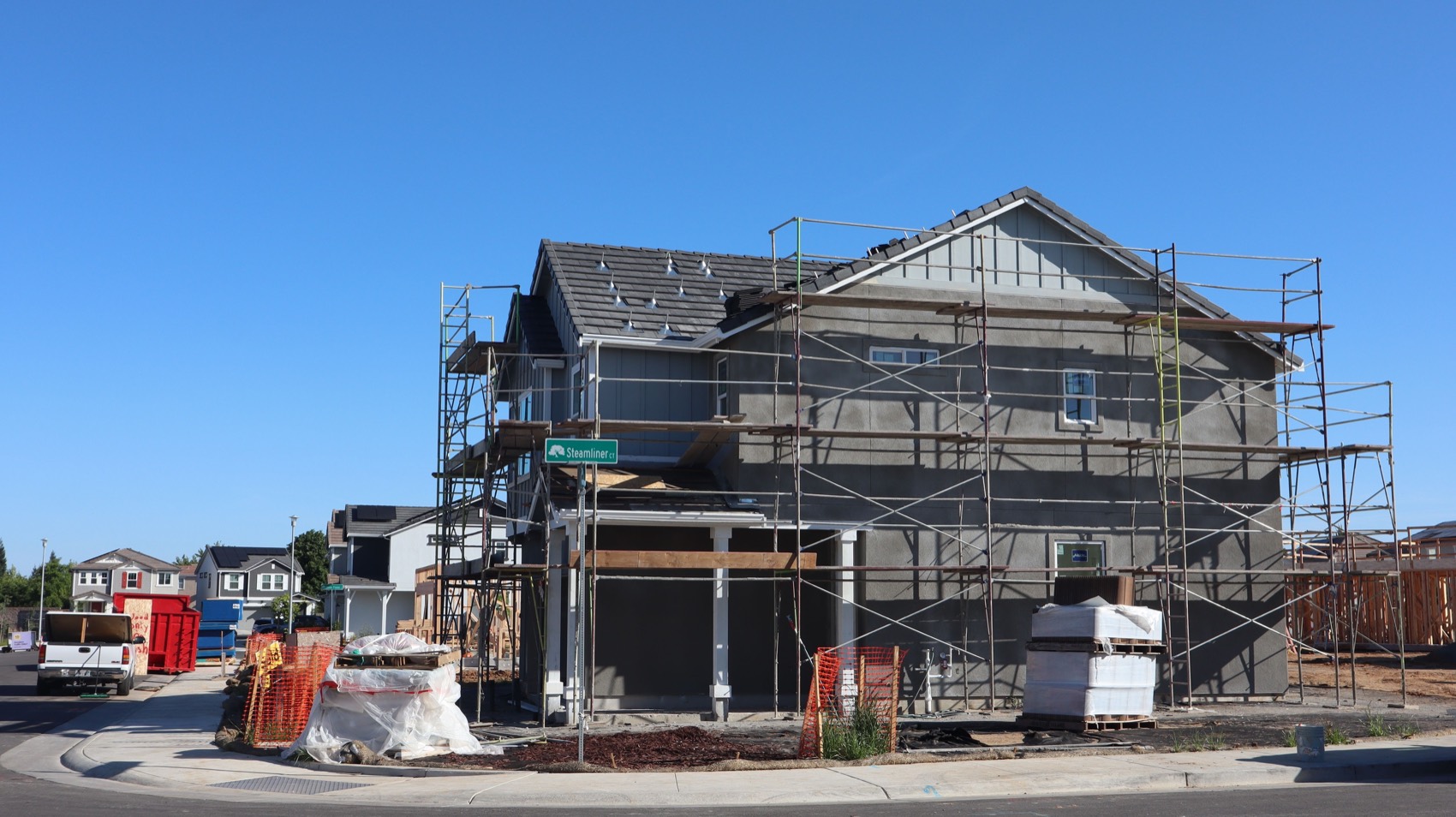 Maison individuelle en cours de construction par Neo Construction 24, gros œuvre et échafaudage