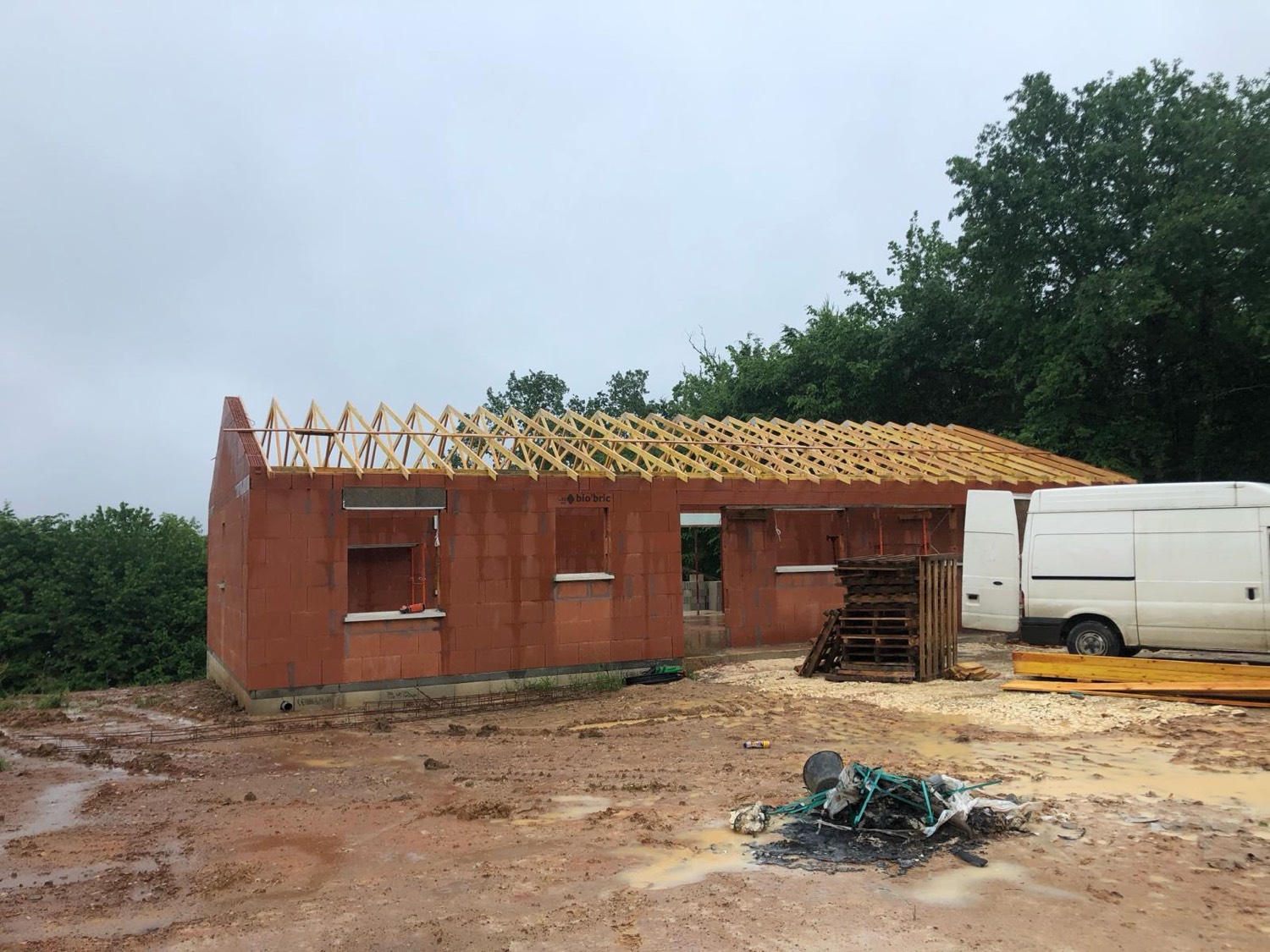 Maison en briques avec charpente posée, chantier Neo Construction 24