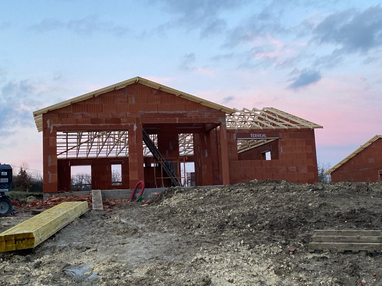 Maison neuve en briques avec charpente, chantier Neo Construction 24 dans le Sud-Ouest