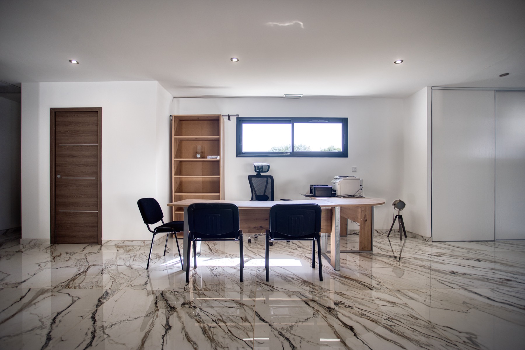 Bureau avec sol en marbre, faux plafond et éclairage encastré, par Neo Construction 24