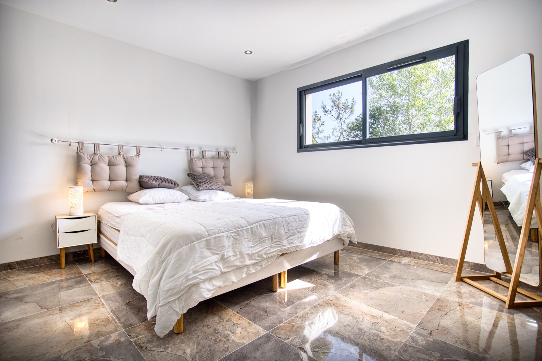 Chambre lumineuse avec sol en marbre et menuiseries alu, par Neo Construction 24