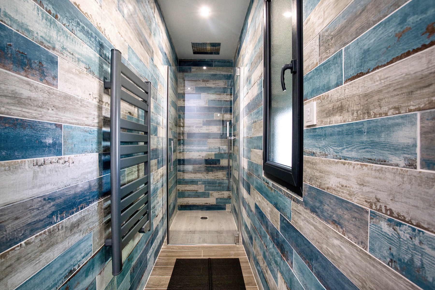 Douche à l'italienne habillée de carrelage effet bois bleu, par Neo Construction 24