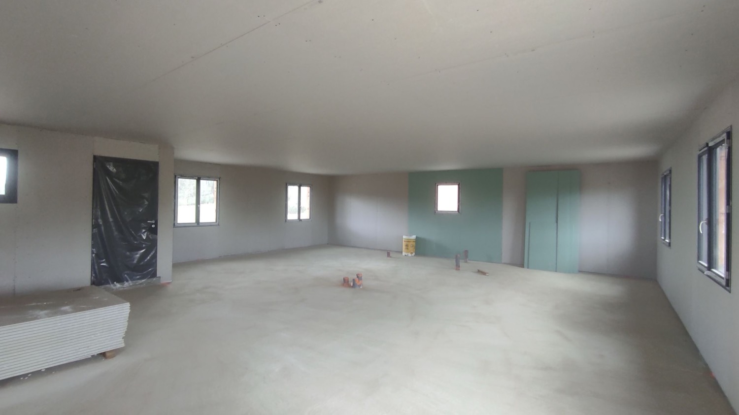 Grande pièce de vie avec plâtrerie terminée, par Neo Construction 24