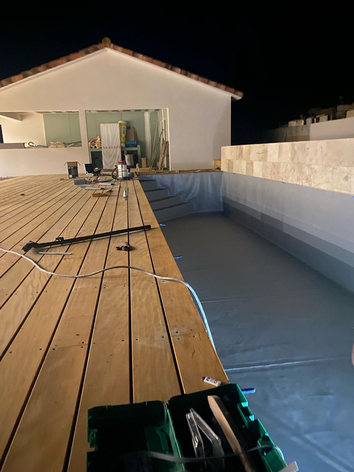 Artisan de Neo Construction 24 sur un chantier à Périgueux